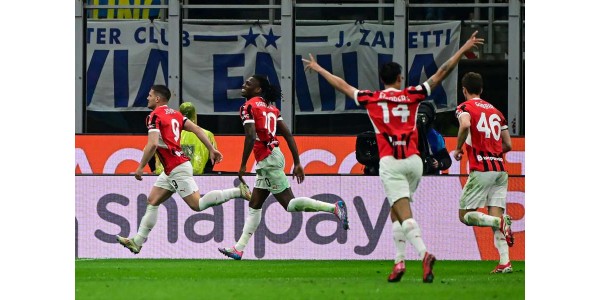 O Milan derrotou o Inter e avançou para a final da Taça de Itália O Milan derrotou o Inter e avançou para a final da Taça de Itália